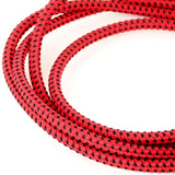 Cable eléctrico textil rojo y negro.