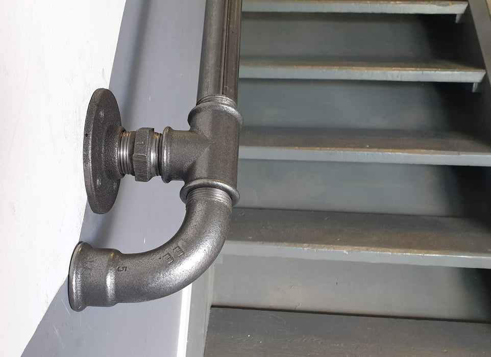 M.P. METALLI - Raccordo curva a 90° in acciaio inox aisi 304 satinato grana 240 per corrimano e tubi inox - Mis. Per 42,4 x 2 mm - Made in Italy M.P. METALLI - Raccordo curva a 90° in acciaio inox aisi 304 satinato grana 240 per corrimano e tubi inox - Mis. Per 42,4 x 2 mm - Made in Italy